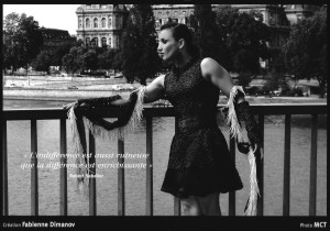 AOUT 2016 sur le calendrier Ébène & Ivoire - Black & White Sarah Ourahmoune sur le pont Saint Louis. "L'indifférence est aussi ruineuse que la différence est enrichissante" création Black & White de Fabienne Dimanov Paris