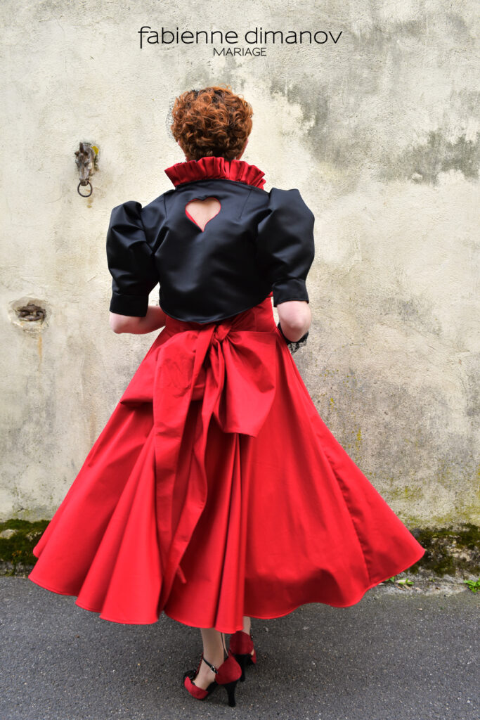 cœur d’encre de dos (tenue avec boléro noir)
